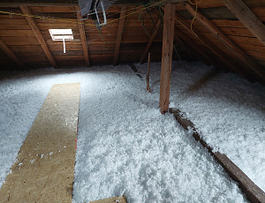 Zateplení stropu rodinného domu pomocí foukané izolace